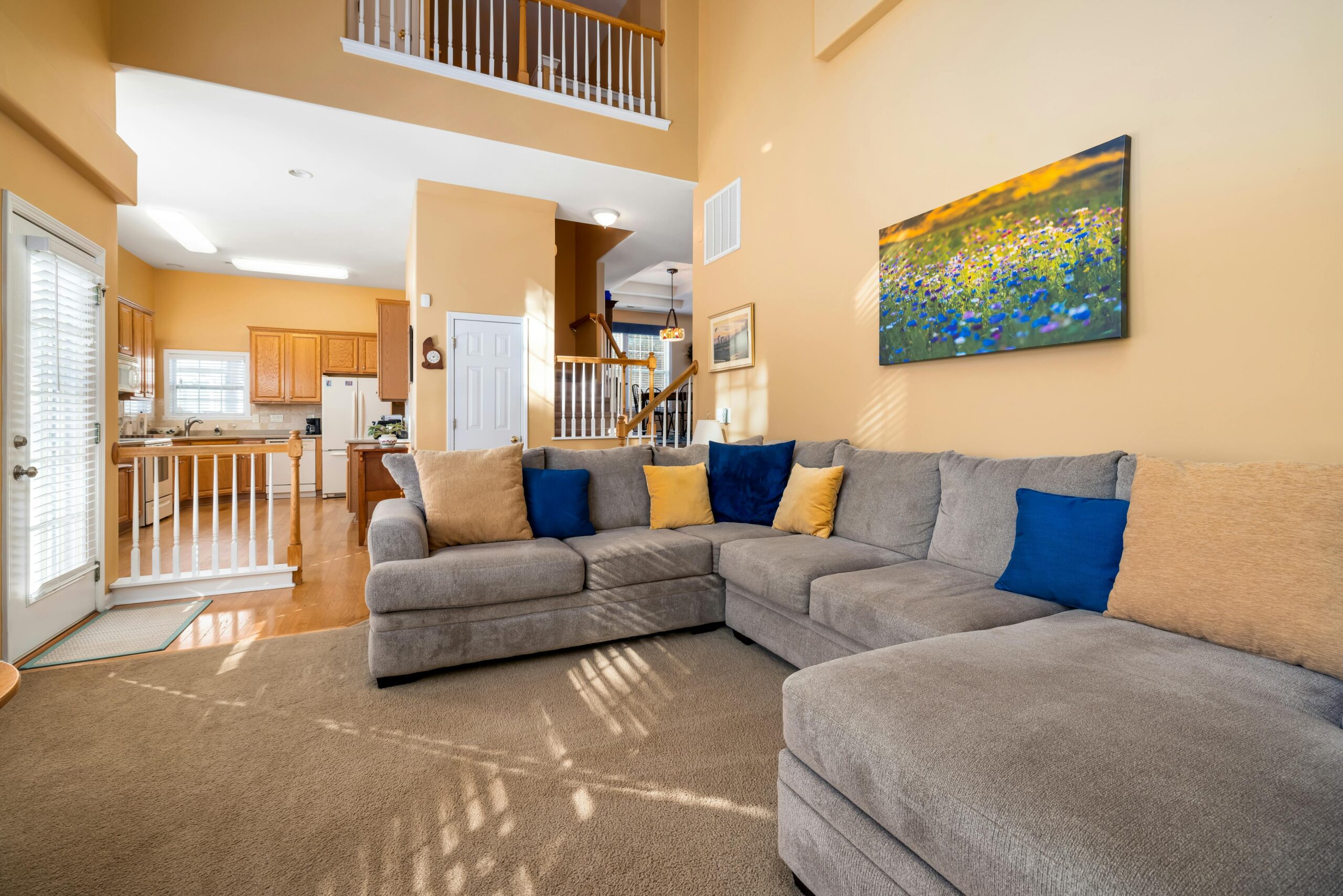 Nestandartiniai įstaigų baldai – recepcijos, laukimo zonos, kabinetai